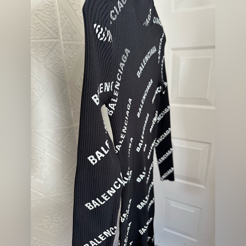 Elegant Balenciaga Black and White Long Sleeve Dress - Picture 4 of 11